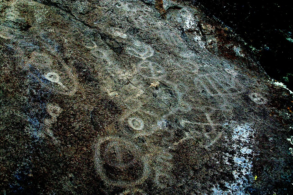 File:PetroglyphBelfastLassnCA.jpg