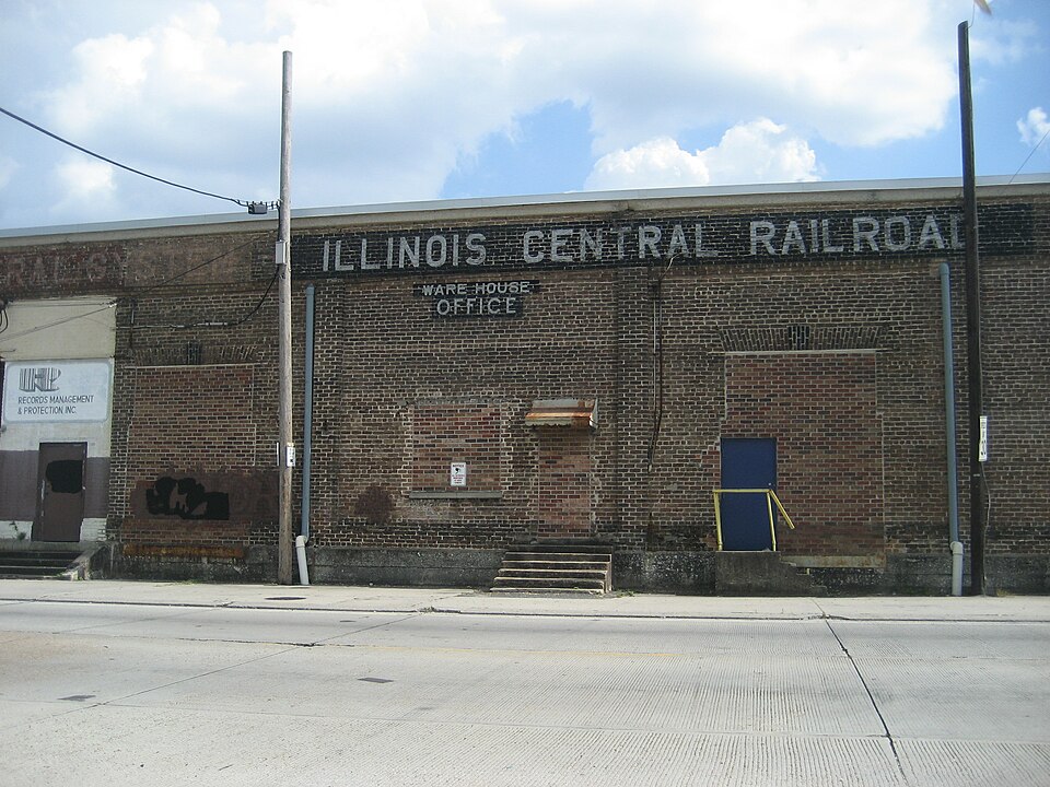 File:TchopitoulasIllinoisCentralWarehouse.jpg