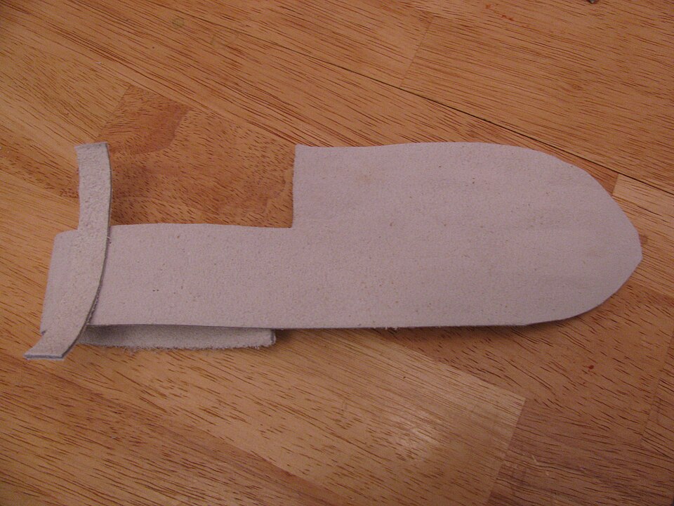 File:Making a knife sheath 02.jpg